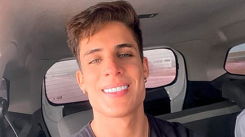 Molesto, en un video mostró parte de su sangre que escurría por el cuello (Foto FB: Tiago Ramos)