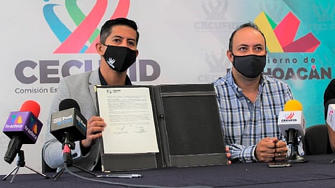 Directivos de la empresa de Grupo Octano firmaron un convenio de colaboración con el director de la Cecufid (Foto Facebook: Cecufid Michoacán)