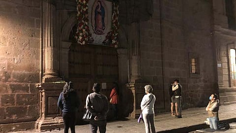 Contados asistentes llegaron a las puertas del recinto a orar y ofrecer flores a la “morenita” en la acera de la avenida Tata Vasco (Foto: Marco Santoyo)