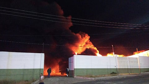 En el interior del inmueble había dos camiones en llamas (Foto: cortesía)