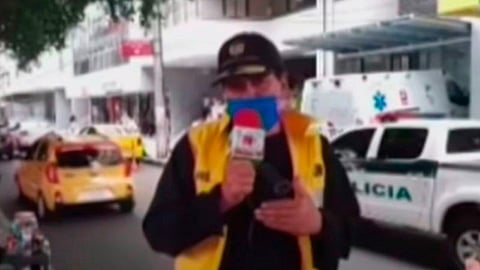 Con dolor y profesionalismo, el periodista siguió transmitiendo por más de media hora (Fotograma: YouTube)