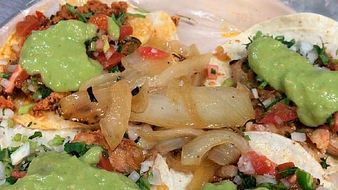 Una taquería en Xalapa busca a la mamá y Teresita para obsequiarles un kilo de pastor por su noble gesto (Foto: ilustrativa/Pixabay)