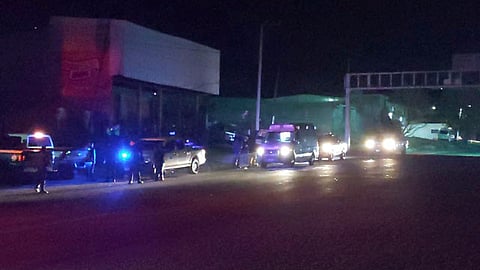El mando policial fue subido a una ambulancia, la cual se dirigió a la capital michoacana, pero en el camino al hospital murió (Foto: RED-113)