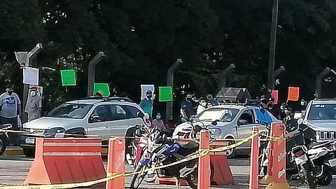 Al menos 50 maestros eventuales protestaron en el acceso principal del recinto para demandar el pago de salarios devengados, bonos pendientes y contratación de egresados normalistas (Foto: Aned Ayala)