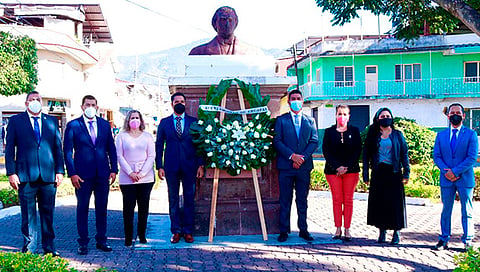 El presidente municipal colocó la ofrenda floral en compañía del secretario del Ayuntamiento, regidoras, regidores y secretarios (Foto Cortesía)
