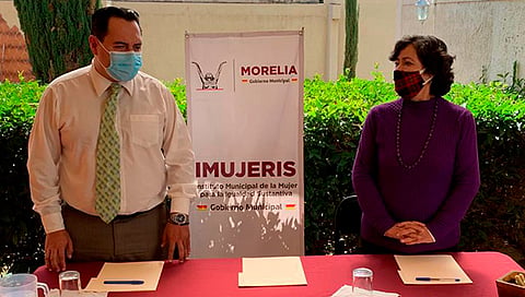 La titular del Instituto, Concepción Torres, signó un convenio con la Clínica Municipal (Foto Cortesía)
