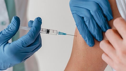 El domingo llega a nuestro país un embarque con 500 mil dosis de la vacuna de AstraZeneca (Foto: freepik.es)