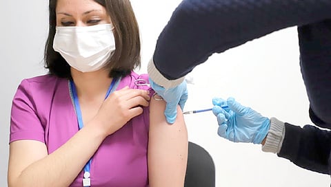 Quienes reciban la vacuna deberá mantener las medidas preventivas como el uso correcto del cubrebocas, sana distancia y lavado o desinfección constante de manos (Foto Cortesía)