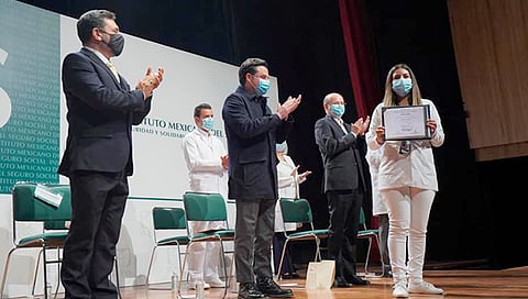 Aprendizaje se dio “en terracería y jamás en lo cómodo del pavimento”; esa es la diferencia de un especialista formado en el IMSS: Zoé Robledo (Foto facebook Zoé Robledo)
