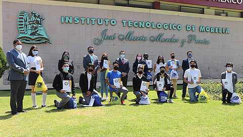 Los ganadores obtuvieron una tableta electrónica para primer lugar; el segundo lugar una bocina bluetooth y tercer lugar una calculadora científica; todos obtuvieron una beca (Foto Cortesía)