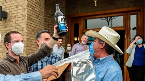 El alcalde no desaprovechó la oportunidad y le entregó el regalo al excandidato (Foto Twitter: @Popoto22)