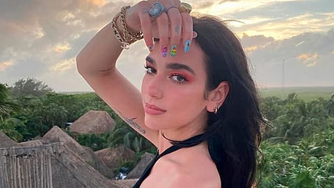 En las fotografías se puede apreciar que la cantante se encuentra en una antigua casona de altos techos y acabados del México contemporáneo (Foto Facebook: Dua Lipa)