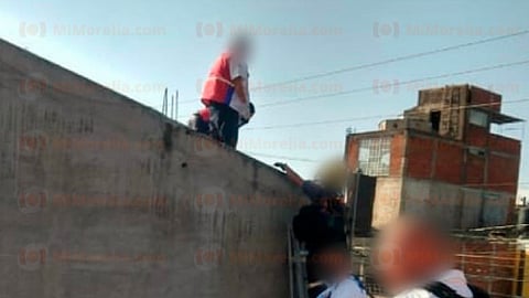 Bomberos estatales y elementos de la Policía Michoacán ayudaron al afectado (Foto: RED-113)