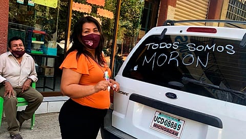 Las calcas colocadas en cientos de vehículos conllevaban la leyenda “todos somos morón”, acompañada del hashtag NadaNosDetiene (Foto Cortesía)