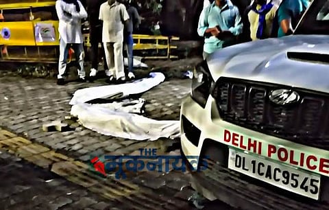 In protest against the atrocities committed against the victim, angry relatives kept sitting with her dead body in pouring rain for the whole night in front of the police station / Photo: @KotwalMeena