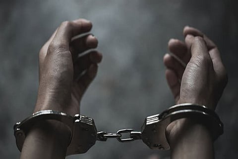 दलित युवक को थाने में रेलिंग पर हथकड़ी लगाने पर उच्च न्यायालय ने कार्रवाई की मांगी रिपोर्ट