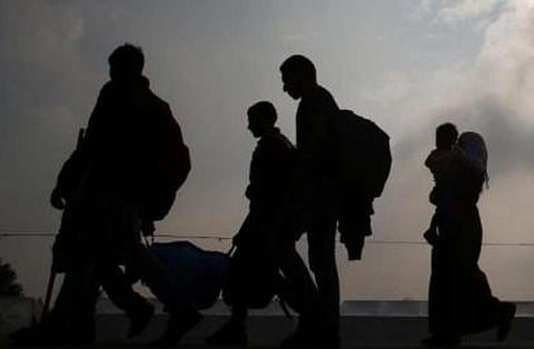 एक पाकिस्तान तो दूसरा बाड़मेर की जेल में बंद बेटों के मां-बाप को गांव वालों ने गांव से निकाला