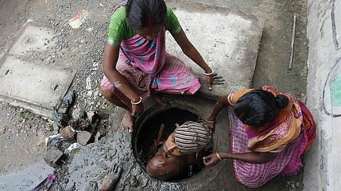 भारत में 97% दलित मैला ढोते हैं