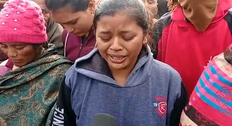मृतक भाई के साथ हुए पुलिसिया कारनामे को रोते हुए बताती बहन / फोटो : द मूकनायक
