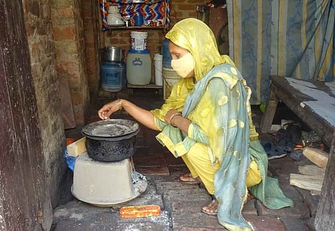 लखनऊ, अकबर नगर कच्ची बस्ती के अपने मकान में खाना बनाती अफरोज। फोटो : अरुण वर्मा