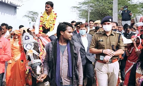 जज व एसपी की मौजूदगी में घोड़े पर बैठा दलित दूल्हा / फोटो : अजहरुद्दीन