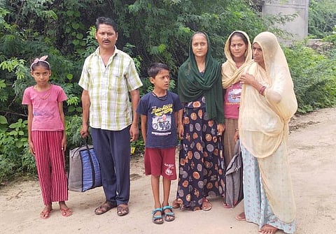 गांव से पलायन को मजबूर दलित परिवार