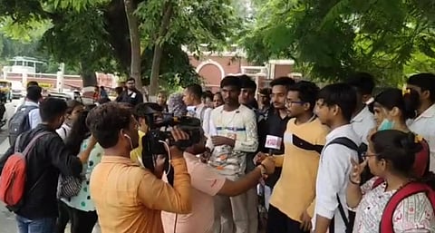 Lucknow राजभवन रीचेकिंग में फेल बीकॉम के 1000 छात्र-छात्राओं ने घेरा, पास करने की मांग