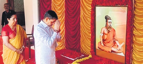 Tamil Nadu Governor RN Ravi paying tributes to the portrait of ancient poet and philosopher Thiruvalluvar in Ramanathapuram on Tuesday.