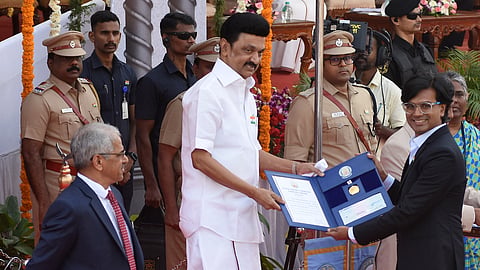 Mohammed Zubair recieves the Kottai Ameer Communal Harmony Award from Chief minister Mk Stalin