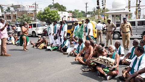 Farmers led by Ayyakannu stage road block in support of Delhi farmers protest in Tiruchy on Tuesday,13/02/2024.