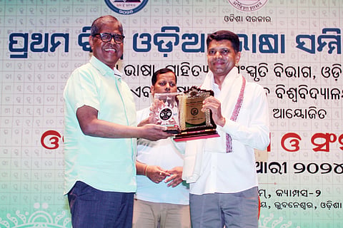 SOA founder president Prof Manojranjan Nayak felicitating 5T chairman VK Pandian