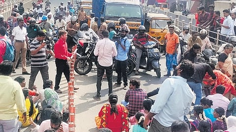 College Students and Graduates Association Of The Blind staging a
road roko at Kodambakkam | Express
