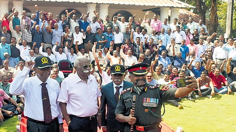 Colonel Naveen Benjit, Commanding Officer of 122 Infantry Battalion, TA, Madras Regiment, taking a selfie with Brigadier, rtd, P VSahadevan during the meet at
the West Hill barracks in Kozhikode on Wednesday