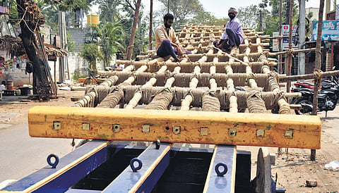 Residents of Yanamalakuduru making Prabhalu ahead of Shivaratri festivities.