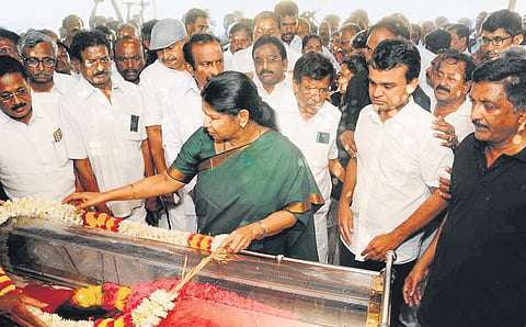 Thoothukudi MP K Kanimozhi, paying last respects to Ganeshamurthi in Erode
on Thursday.