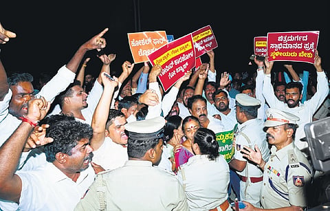 Police detain the BJP rebel group which opposed party candidate Govind M Karjol
in Chitradurga on Friday