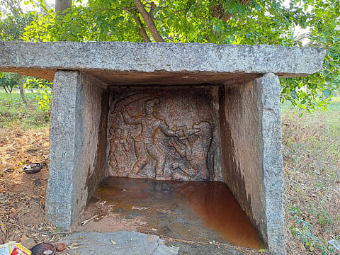 Explaining the significance of the weapons depicted, Dr Prabu said the dagger the man wields is known as ‘kattari.’