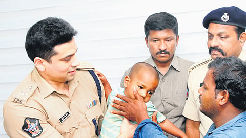 Tirupati SP Krishnakanth Patel handing over Abhinay to his father. The 3-yr-old & his family came to Tirumala from Gadwal in Telangana on Sunday