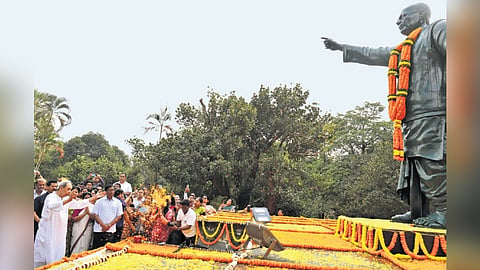 CM Naveen Patnaik paying floral tributes to the statue of Biju Patnaik