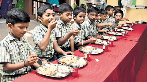 Under the revised guidelines, the amount of sunflower oil used in midday meals has been reduced to 5 grams per child for students in classes 1 to 5 and 7.5 grams per child for students in classes 6 to 10.
