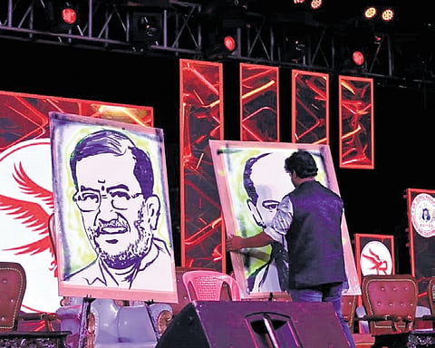 Artist Puneet Kumar painting various personalities