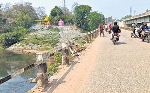 The collapsed protection wall of bridge over Budhabalanga river near Madhuban