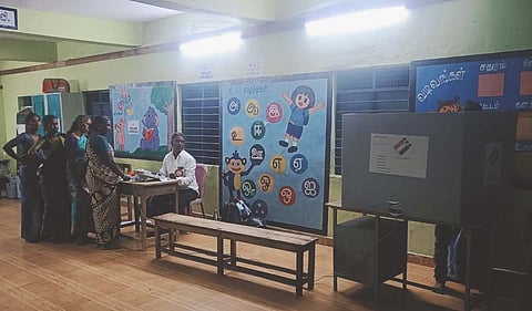 Voters of Kadavarahalli village waiting to caste their votes in Medaagraharam panchayat in Denkanikottai taluk of Krishnagiri district.