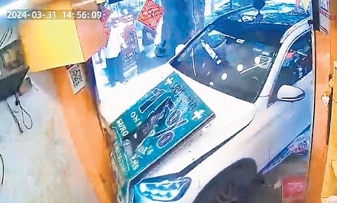 Mercedes SUV rams into Fateh Kachori food stall in Civil Lines