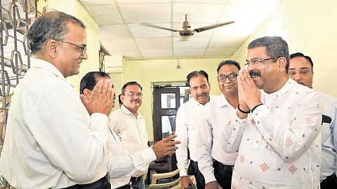 Union Minister Dharmendra Pradhan meeting members of Sambalpur Bar Association during his campaign on Tuesday