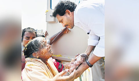 CM Jagan interacting with an elderly woman at Sanjeevapuram on Monday