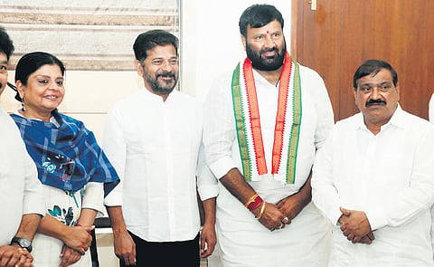 Kuna Srisailam Goud with Chief Minister A Revanth Reddy and AICC Telangana in-charge Deepa Dasmunshi on Friday