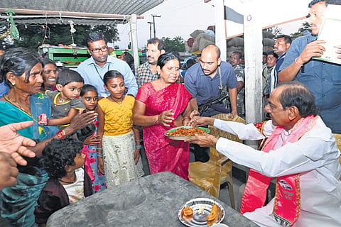 BRS supremo K Chandrasekhar Rao interacts with women and farmers at a tea stall on his way to Khammam on Monday.