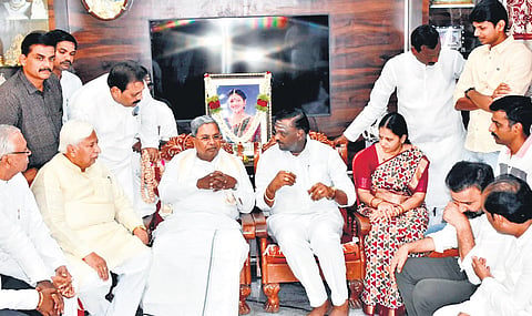 Chief Minister Siddaramaiah and other Congress leaders meet the family of Neha Hiremath in Hubballi on Thursday