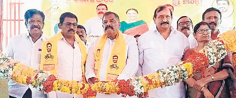Kotla Suryaprakash Reddy and KE Prabhakar during a poll campaign